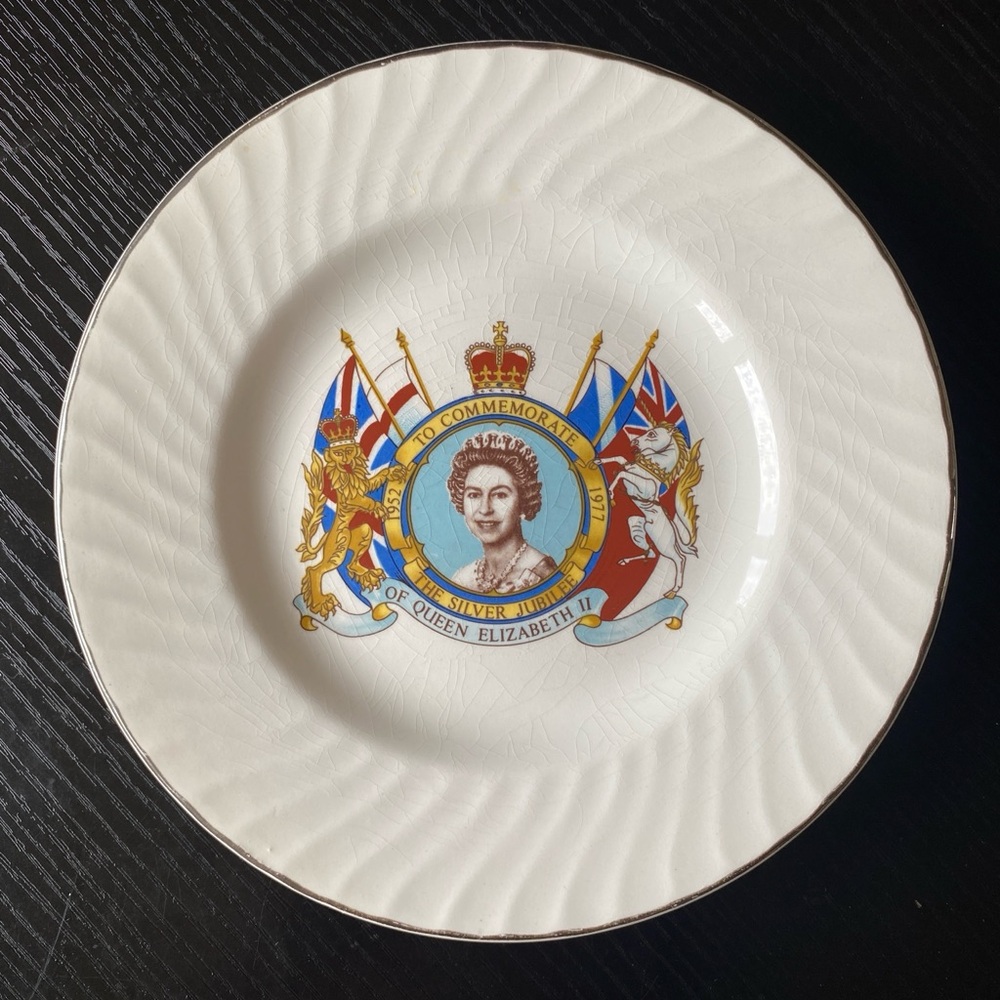 Commemorative Queen Elizabeth II Decorative White Porcelain Plate